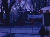 Fillettes tournent autour kiosques à souvenir, zoo, parc d'attraction l'hiver, enfants entrent et sortent de la bouche d'une baleine géante décorée de lumières