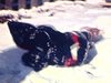 Fillette se roule dans la neige, mange de la neige. Deux fillettes du balcon en plongée