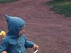 Fillettes avec capuchon sur un tricycle - beau plan