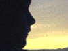 Coucher de soleil avec profil en ombre chinoise de la fillette