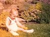 Bébé assis dans le gazon