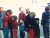 Enfants en file pour entrer dans un manège. Le manège est en marche.