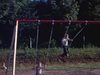 P.-E.-I. enfant dans une balançoire en action (bon plan)