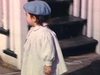 Beaux plans de petite fille qui s'assoit dans les marches, descend les marches en sautillant. Petites filles salissent leurs belles robes dans la terre.