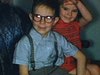 Noël - petit garçon nerd à lunette (beau plan)