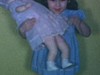 Fête d'enfants - petite fille qui embrasse sa poupée