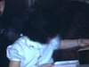 Fête d'enfants - (5 ans) enfant développe ses cadeaux (raquette de badmington)
