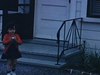 Petites filles jouant dans la cour avant de partir pour une balade en automobile (coffre d'auto ouvert)
