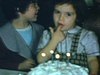 Fête d'enfants - gâteau, bougies à la table avec toutes les petites filles, à coup de langue sur le gâteau