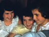 Fête d'enfants - trois petites filles dans le lit font bye-bye à la caméra * (beau plan)