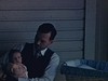 Papa tient son bébé dans ses bras sur le balcon du chalet. Puis il le couche dans son landau, plan du bébé qui dort.