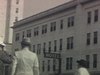 Floride années 30: de nombreux passants devant la caméra (dames à chapeaux, policiers,béquilles) hôtel en arrière-plan, (très beaux plans)