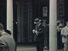 Belles scènes de rue en ville (Floride?) années 30. PLusieurs plans de passant, de gens qui font du lèche-vitrine, gens attablés, jeune femme avec plusieurs casseaux de fruits dans les mains