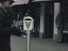 Belles scènes de rue en ville (Floride?) années 30. un noir à casquette de chauffeur met de l'argent dans un parcomètre. Tramway, autobus, police, banc du «Princess Marthat Hotel», vitrine d'un magasin de chausssures (très beaux plans)