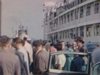 Foule de gens devant un bateau de croisière dans le port de Montréal