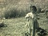 Une petite fille dans un champ - très beau plan