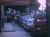 Parade de la Saint-Jean-Baptiste - bord de la rue avec plusieurs spectateurs et automobiles qui attendent la parade (beau plan)