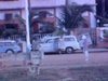 Afrique - madame blanche devant hôtel chic et auto