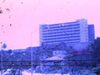 Afrique - quelques rues d'une grande ville (automobile, taxi, soldats, trafic routier, hôtel, passants, etc. (moche)