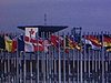 Expo 67 - familles devant drapeaux de leurs pays. D'autres vues panoramiques sur les pavillons