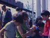 Expo 67 - maman distribue des pommes aux enfants - pause collation