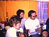 Intérieur du chalet-roulotte. On prépare le projecteur de films (beau plan) pour une projection familiale