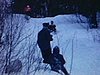 Enfants et adultes qui glissent en traîne-sauvage. Plusieurs descentes d'uen petite côte. (quelques beaux plans)