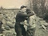 Cabane à sucre, longue scène de beuverie incroyable, au soleil. Homme par terre persiste à boire sa bouteille d'alcool.