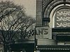Vue de Montréal (beaux plans des années 50?) (visite de la reine?) un garde pose pour la caméra