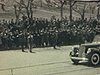 Parade de la visite de la reine, personnes tiennent des drapeaux de l'Angleterre, des gens courent pour filmer la reine après son passage, vue de la foule - vedette