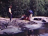 Activités jeux scouts sur le bord de l'eau, costume de bain, coupe de branches, un parachute entre les branches