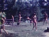 Scout - camp - bataille de ballounes d'eau entre les jeunes sur le bord de l'eau - l'équipe victorieuse pose pour la caméra