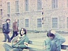 Ados sur un banc au cégep Saint-Laurent  à la fin des années 70. (beau plan d'ados)
