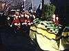 Parade Carnaval Québec: beau char allégorique «Nautilus» en forme de requin aux grandes dents - dragon chinois, char Alice aux pays des merveilles