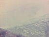 Vue rapproché du haut des chutes Niagara, 4 touristes (un couple et leur fille?) posent devant les chutes