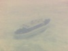 Vue en plongée du bateau au bas des chutes Niagara, il disparait dans la brume
