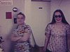 Pouponnière d'hôpital: une femme derrière la vitre prend une photo de la pouponnière