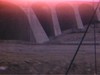 Vue de la route sur le barrage de Manic 5, filmée à partir de l'autobus qui roule