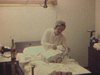 Maman qui vient d'accoucher reçoit des cadeaux dans sa chambre d'hôpital: ustensiles de cuisine