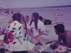 Des couples s'amusent sur la plage à Old Orchard. Gros plan sur le chandail d'un homme «Old Orchard Beach ME is for lovers» 