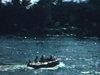 Yacht va à bonne vitesse sur une rivière. passagers font bye-bye à la caméra