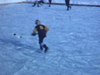 Garçons jouent au hockey sur patinoire extérieure à Roxboro. équipements et chandails. Banlieue. patinoire. gamin patine vite, tombe, puis vient à la caméra