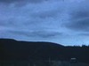 Vue de l'auto en marche, poteaux flous traversent rapidement l'écran (effet ellipse, sommeil) 