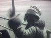 Sur le pont, une dame salue la caméra. D'autres passagers chics des années 20, sur le pont - beau plan