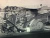 Les jeunes mariés dans la décapotable en marche, filmés par une autre automobile qui les suit en parallèle. (très beaux plans) ils s'embrassent en conduisant - except