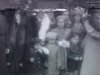 Départ en bateau de M. Giroux pour l'Europe. On lance des serpentins et du riz. Filmé du quai, accoudés au bastingage du paquebot. serpentins pendent. Le paquebot s'éloigne tiré par un remorqueur