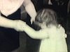 Famille danse deux par deux au salon. Les enfants se mêlent à la danse, années 40