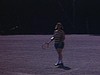 Madame joue au tennis avec ses enfants - tennis très amateur