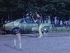 Tennis amateur en famille, lancer de baseball entre un ado et son père dans le stationnement, on s'amuse près de l'auto - voyage