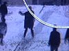 Des garçonnets et des adolescents se roulent dans la neige, se chamaillent, ils glissent tour à tour sous la neige qui tombe (assez beau plan) - Parc Lafontaine - on voit au loin les bâtisses des alentours du parc. Hiver